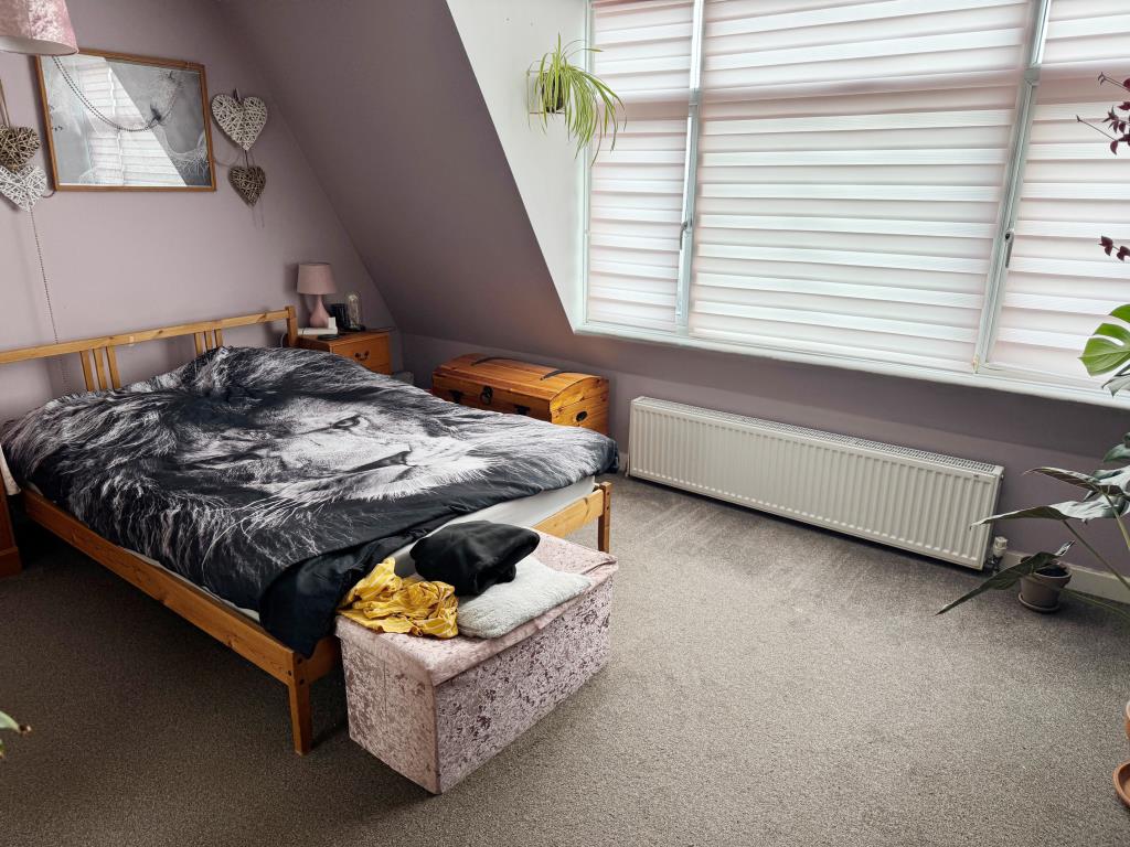 Lot: 101 - FREEHOLD INVESTMENT BLOCK OF THREE APARTMENTS - Flat 1  Bedroom 1